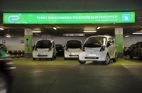 Mitsubishi i-MiEV w punkcie ładowania firmy e+