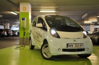 Mitsubishi i-MiEV w punkcie ładowania firmy e+