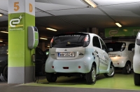 Mitsubishi i-MiEV w punkcie ładowania firmy e+