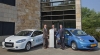 Renault Fluence Z.E. i Nissan Leaf obok punktu ładowania w Holandii